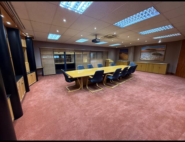 4,810M² OFFICE TO LET IN FERNDALE